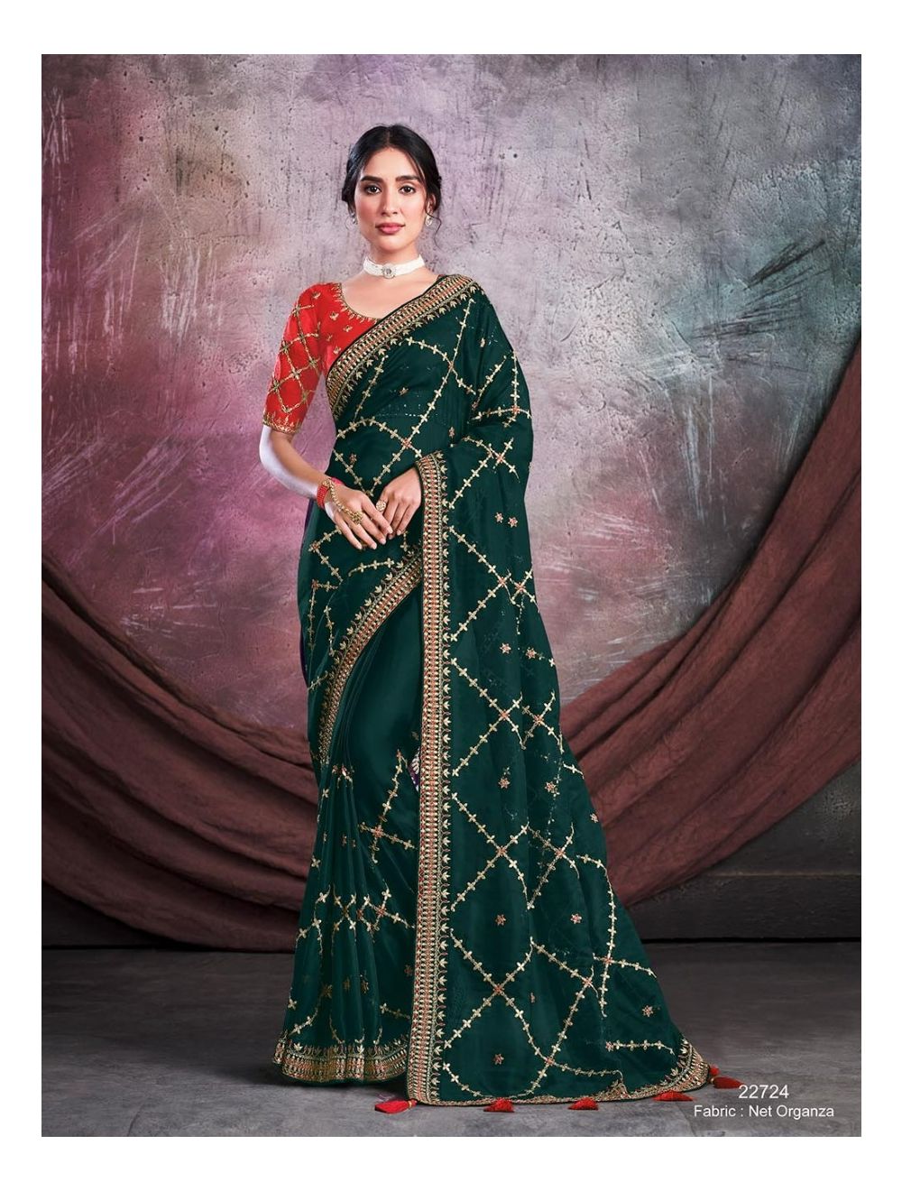 Nidhhi Agerwal aces ethnic look in a green organza saree!